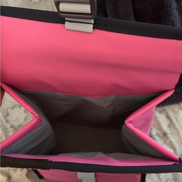YETI Pink daytrip Lunch Bag nwt - Picture 2 of 5